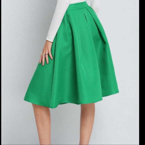 🆕Green pleated zip knee flare skirt - Picture 4 of 6